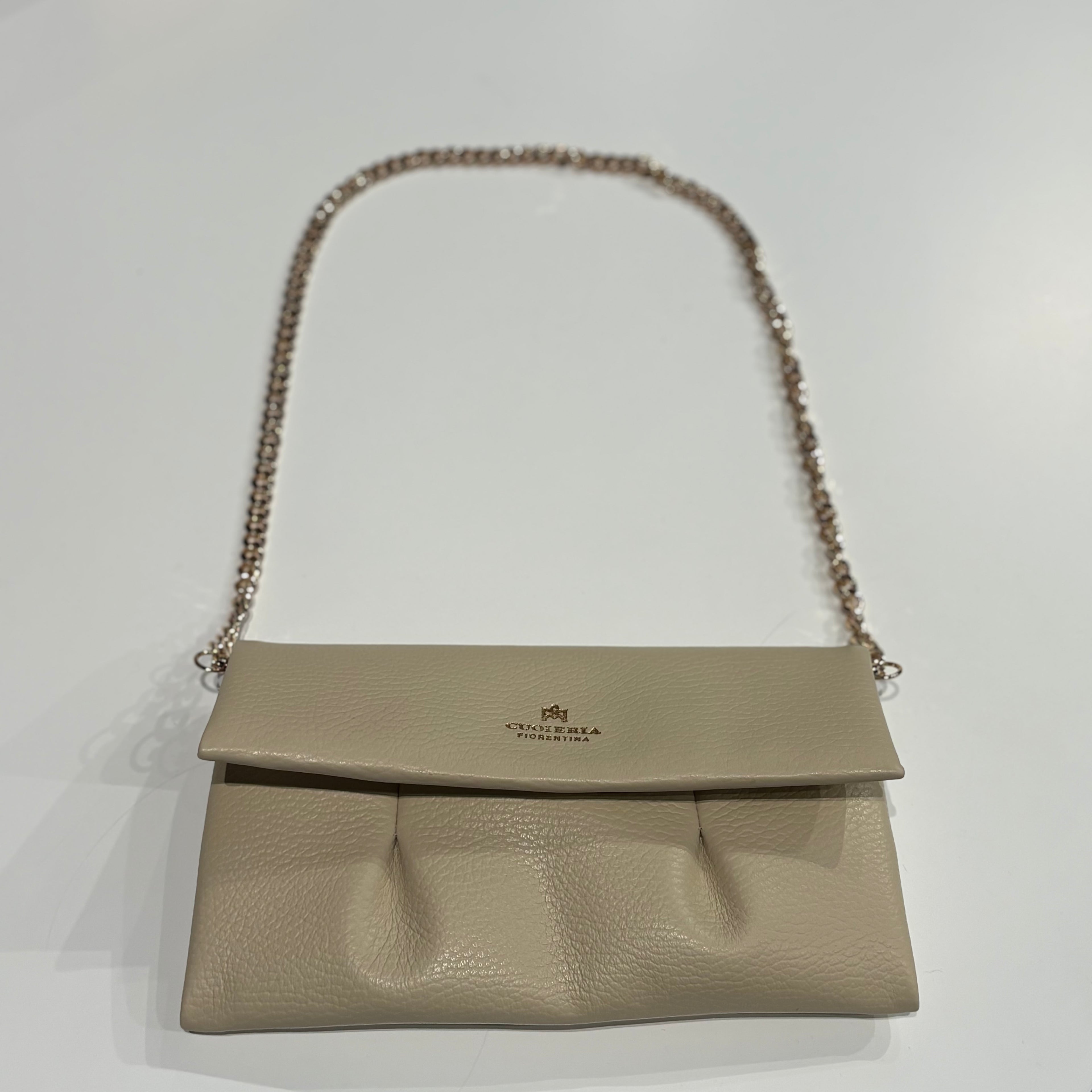 Pochette con catena a spalla